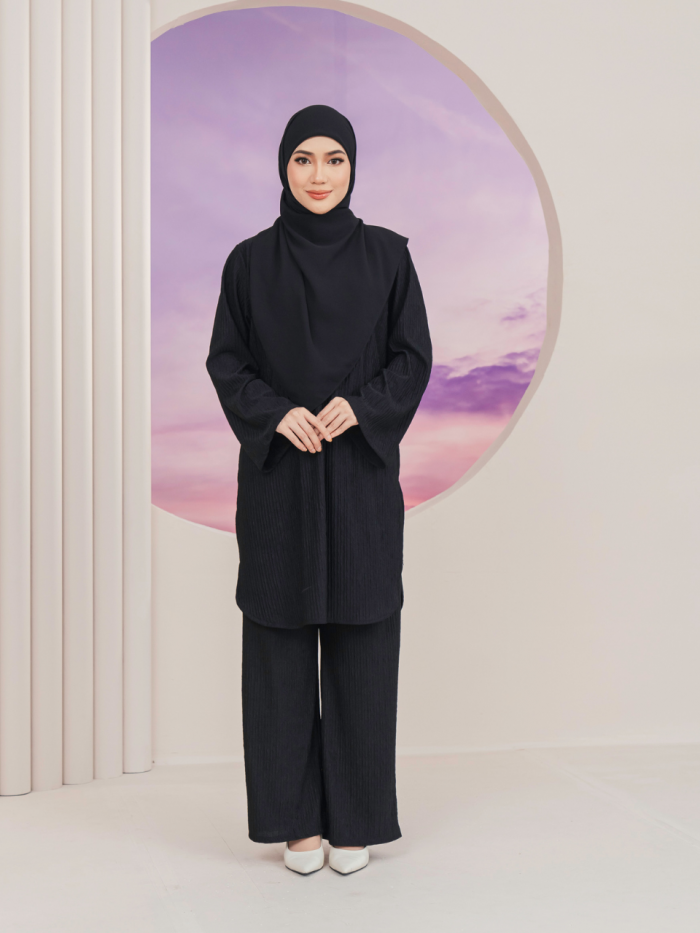 CAMILA IRONLESS SUIT - BLACK