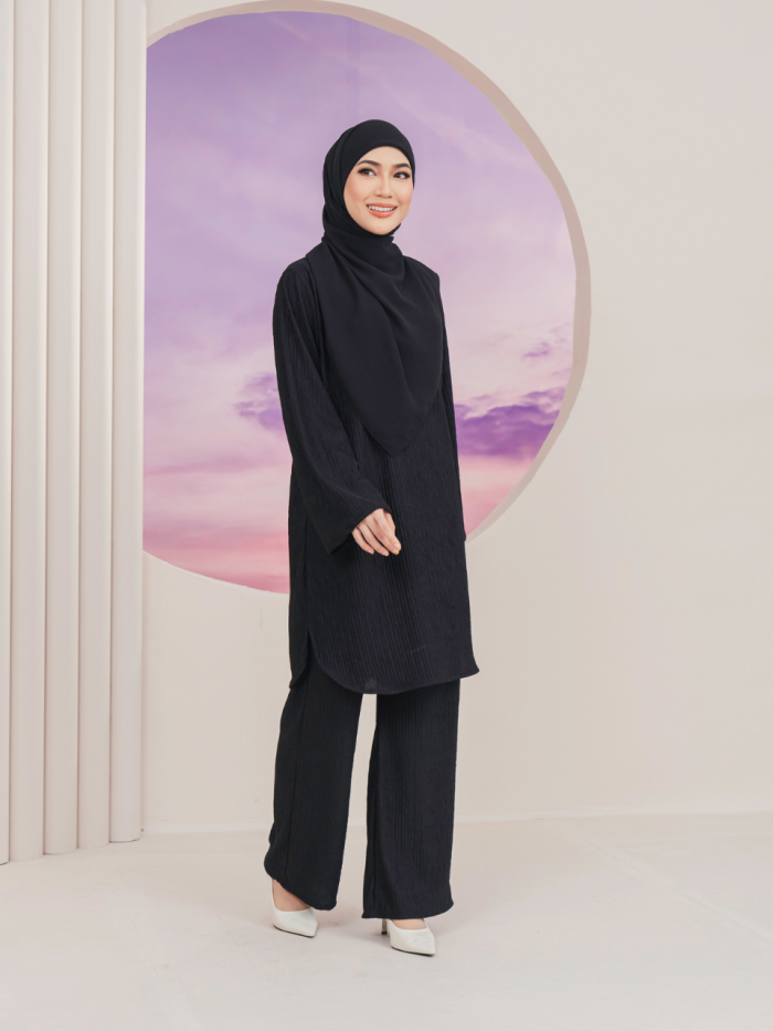 CAMILA IRONLESS SUIT - BLACK